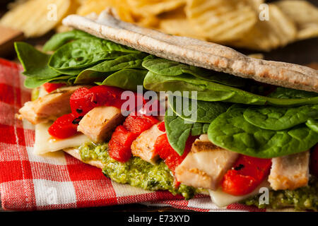 Un sano pollo grigliato Pesto Flatbread Sandwich con peperoni e spinaci Foto Stock