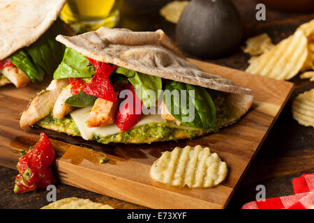 Un sano pollo grigliato Pesto Flatbread Sandwich con peperoni e spinaci Foto Stock