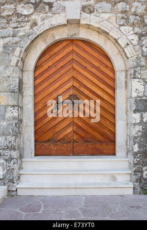 Porta di legno nel muro di pietra Foto Stock