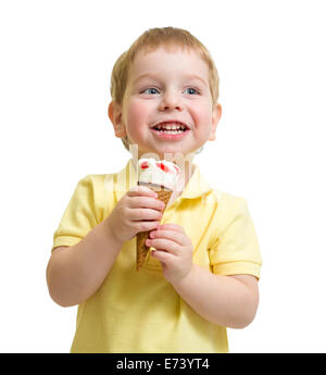 Kid a mangiare il gelato isolato su bianco studio shot Foto Stock