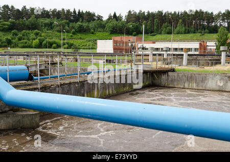 Depurazione delle acque di scarico acqua bacino di aerazione gorgogliamento e big pipes insufflazione di ossigeno. Acqua inquinata la tecnologia di pulizia. Treatme moderno Foto Stock