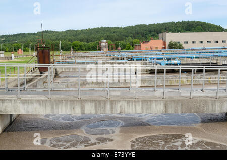 Trattamento di moderni impianti per la depurazione delle acque reflue acque reflue del bacino di aerazione gorgogliamento e big pipes insufflazione di ossigeno. L acqua inquinata da CLE Foto Stock