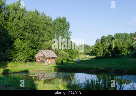 Campagna con piccole casette di legno rurale bathhouse relax e natura verde in background Foto Stock