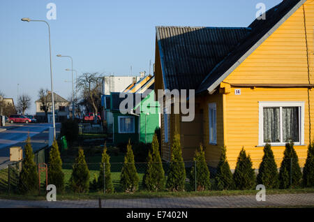 Paese dipinto in legno casa lungo la strada Foto Stock
