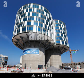 I due ex Aalborg Portland Cement silos in Nordhavn Copenhagen ora convertiti in uffici moderni blocchi, le torri di Portland Foto Stock