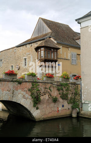 Antica casa che guarda le Loir su Rue de la Greve, Bonneval, Eure et Loir, centro, Francia Foto Stock