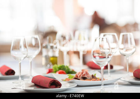 Impostazione di banchetti tavolo nel ristorante Foto Stock