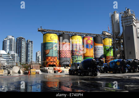 Vancouver. 5 Sep, 2014. Foto scattata il 7 settembre 5, 2014 mostra la urban murale di fama internazionale artisti Brasile OSGEMEOS all'Oceano silos di cemento a Granville Island a Vancouver in Canada. OSGEMEOS hanno trasformato l'infrastruttura grigio in sei coloratissimi giganti che può essere visto sia da terra e acqua. © Sergei Bachlakov/Xinhua/Alamy Live News Foto Stock