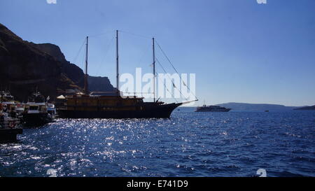 Barche per turisti nel golfo di Santorini. Foto Stock