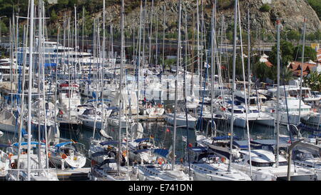 Bella bianca navi a vela ormeggiata nel porto di Marmaris, Turchia. Foto Stock