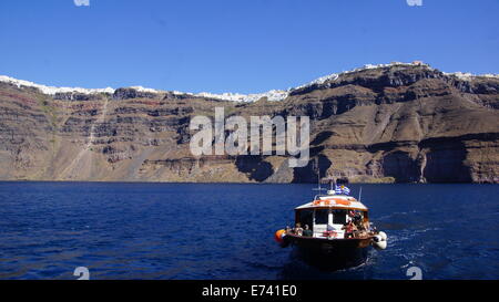 Imbarcazione per turisti nel golfo di Santorini. Foto Stock