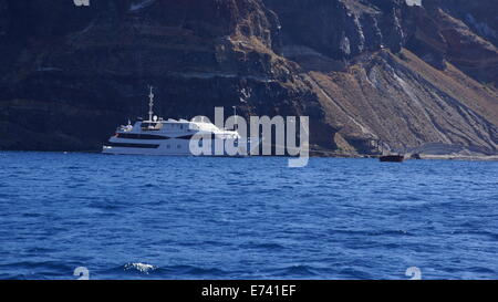 Barche per turisti nel golfo di Santorini. Foto Stock