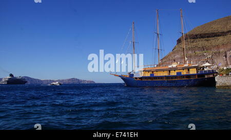 Barche per turisti nel golfo di Santorini. Foto Stock