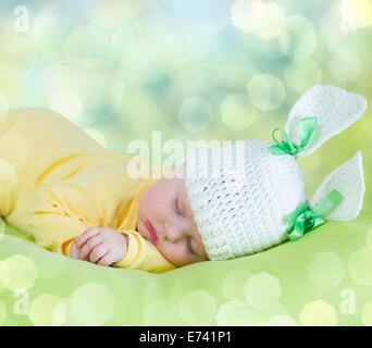 Sleeping baby closeup ritratto in lepre o coniglio hat copyspace Foto Stock