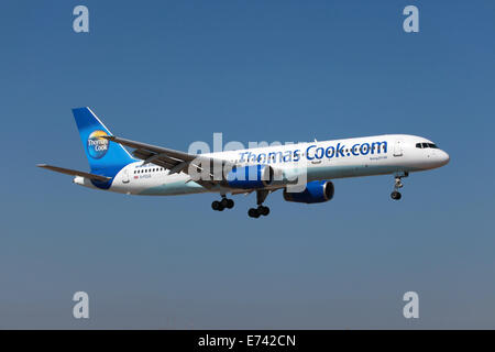 Isola di Lanzarote, Spagna - 9 Ottobre 2011: Thomas Cook Airlines Boeing 757-200 con la registrazione G-approcci FCLD Lanzaro Foto Stock