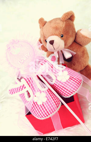 Rosa scarpe da bambino con Teddy bear. Concetto di bambino Foto Stock