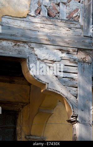 Immagine ravvicinata di un negligente casa ottomana in Amasya, la Turchia che mostra i dettagli di un angolo del telaio di legno Foto Stock