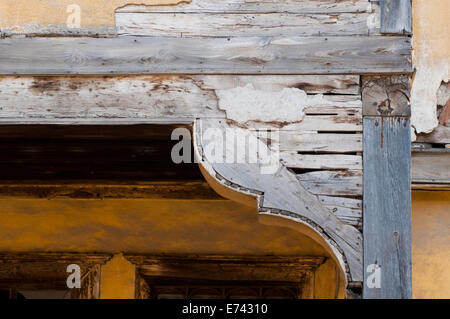Immagine ravvicinata di un negligente casa ottomana in Amasya, la Turchia che mostra i dettagli di un angolo del telaio di legno Foto Stock