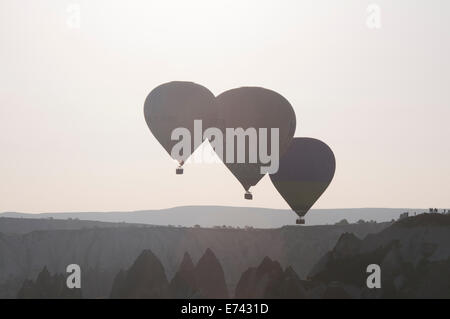 Tre i palloni ad aria calda che si innalza sopra la Cappadocia in Turchia Foto Stock