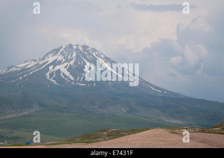 Una vista di Ericyes Dagi, un vulcano dormiente in l'altopiano anatolico centrale Foto Stock