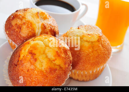 Una prima colazione continentale formata da muffin, caffè e succo d'arancia Foto Stock