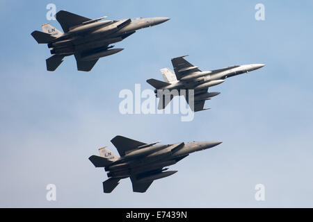 Un Canadese McDonnell Douglas CF-18 Hornet jet da combattimento (C) e due di noi McDonnell Douglas F-15 Eagle getti di volare al di sopra della sede del vertice della NATO a Newport, Galles, 05 settembre 2014. I leader del mondo da circa 60 paesi si sono riuniti per una due giorni di vertice della NATO da 04-05 settembre. Foto: Maurizio Gambarini/dpa Foto Stock