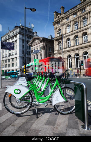 Cyclescheme City Bike public Hire, cycle to work transport scheme; noleggio biciclette stazioni di aggancio elettroniche per biciclette in città a Liverpool, Inghilterra Regno Unito. Foto Stock