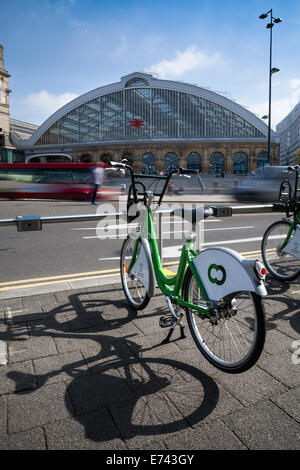 Cyclescheme City Bike public Hire, cycle to work transport scheme; noleggio biciclette stazioni di aggancio elettroniche per biciclette in città a Liverpool, Inghilterra Regno Unito. Foto Stock