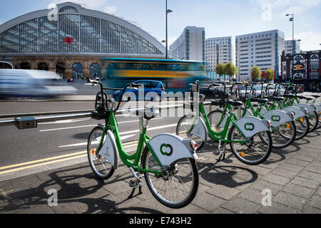 Cyclescheme City Bike public Hire, cycle to work transport scheme; noleggio biciclette stazioni di aggancio elettroniche per biciclette in città a Liverpool, Inghilterra Regno Unito. Foto Stock