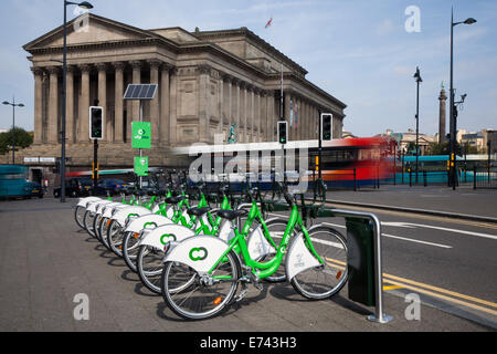 Cyclescheme City Bike public Hire, cycle to work transport scheme; noleggio biciclette stazioni di aggancio elettroniche per biciclette in città a Liverpool, Inghilterra Regno Unito. Foto Stock