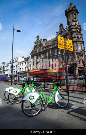 Cyclescheme City Bike public Hire, cycle to work transport scheme; noleggio biciclette stazioni di aggancio elettroniche per biciclette in città a Liverpool, Inghilterra Regno Unito. Foto Stock