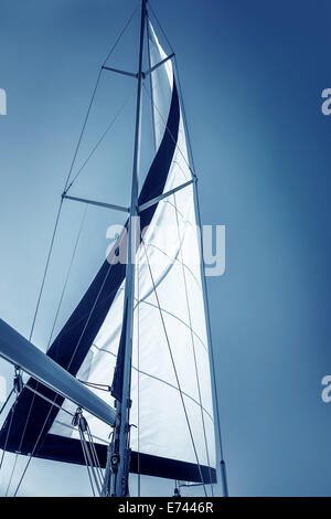 Bella barca a vela, grande vela bianca che fluttua nel vento sul cielo azzurro sfondo, Luxury Sea Cruise, vacanze estive Foto Stock