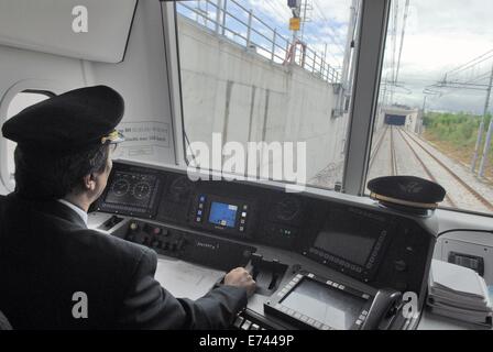 Milano ferrovie suburbane (Italia), posto di guida su un treno dei pendolari Foto Stock