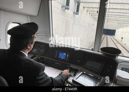 Milano ferrovie suburbane (Italia), posto di guida su un treno dei pendolari Foto Stock