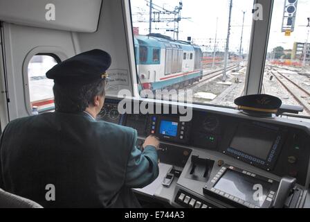 Milano ferrovie suburbane (Italia), posto di guida su un treno dei pendolari Foto Stock