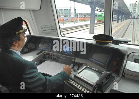 Milano ferrovie suburbane (Italia), posto di guida su un treno dei pendolari Foto Stock