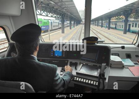 Milano ferrovie suburbane (Italia), posto di guida su un treno dei pendolari Foto Stock