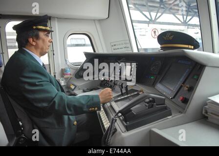 Milano ferrovie suburbane (Italia), posto di guida su un treno dei pendolari Foto Stock