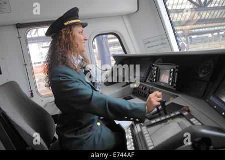 Milano ferrovie suburbane (Italia), posto di guida su un treno dei pendolari Foto Stock