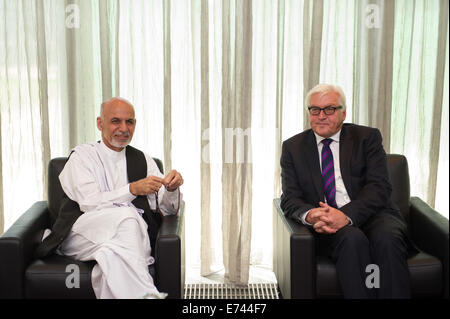 A Kabul, Afghanistan. 6 Sep, 2014. Il Ministro degli esteri tedesco Frank-Walter Steinmeier (SPD, R) parla al candidato per le elezioni presidenziali in Afghanistan, Ashraf Ghani, all'ambasciata tedesca a Kabul, Afghanistan, 6 settembre 2014. Steinmeier è su un giorno di visita in Afghanistan. Foto: Maja Hitij/dpa/Alamy Live News Foto Stock