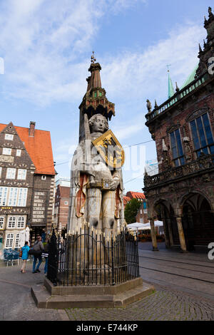 Statua di Rolando il difensore di Brema di fronte al Rathaus nell'Am Markt. Foto Stock