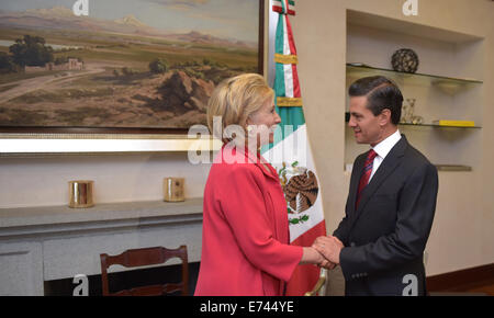 Città del Messico. 6 Sep, 2014. Foto fornite dal Messico della Presidenza mostra il presidente messicano Enrique Peña Nieto (R) stringono le mani con l' ex U.S. Il segretario di Stato Hilary Clinton durante la loro riunione a Città del Messico, capitale del Messico, sul Sett. 6, 2014. © Messico della Presidenza/Xinhua/Alamy Live News Foto Stock
