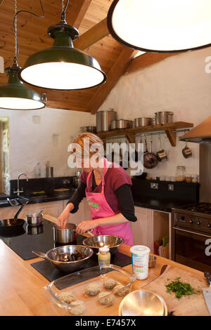 Caroline Davey di " Fat Hen', che insegna il cibo rovistando in Cornovaglia vicino al Lands End. Foto Stock