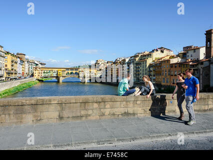 Le coppie sul Ponte Santa Trinita in Firenze Foto Stock