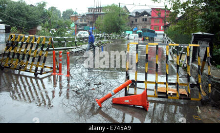 Srinagar, Indiano Kashmir amministrato6th sett, 2014: alcuni ponti chiuso a causa di un aumento del livello di acqua il pedaggio a 100 nelle peggiori inondazioni nello stato in quasi sei decenni. Sette persone sono morte in due diversi incidenti di una casa di collassare a causa di frana provocata dalle forti piogge nel distretto di Udhampur e altri quattro corpi sono stati ritrovati nel distretto di Rajouri, un membro ufficiale del governo detto.(Sofi Suhail/Alamy Live News ) Foto Stock