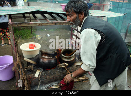 Srinagar, Indiano Kashmir amministrato6th sett, 2014: persone distribuire riso speciale fra i bisognosi in modo tale da cercare di aiutare da allah e ci sia un termine per la pioggia continua Jammu e Kashmir preaperd al casello di 100 nelle peggiori inondazioni nello stato in quasi sei decenni. Sette persone sono morte in due diversi incidenti di una casa di collassare a causa di frana provocata dalle forti piogge nel distretto di Udhampur e altri quattro corpi sono stati ritrovati nel distretto di Rajouri, un membro ufficiale del governo detto.(Sofi Suhail/Alamy Live News ) Foto Stock