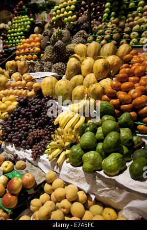 Frutta colorata a San Camilo stallo del mercato in Arequipa, Perù. Foto Stock