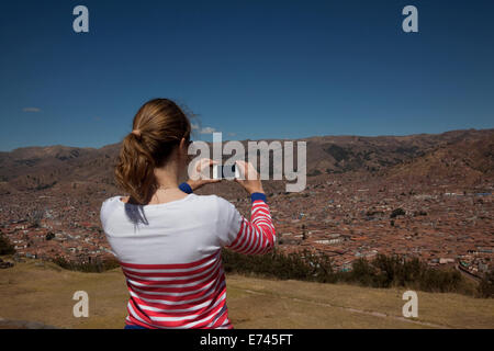 Turistica prendendo le foto di Cuzco, Perù, da Sacsayhuaman. Foto Stock