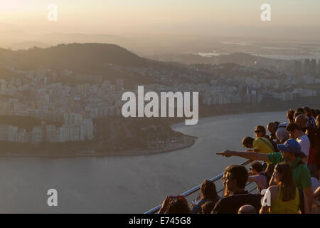 Turisti che si godono una vista fantastica della città dalla cima del Pao de Azucar a Rio de Janeiro in Brasile. Foto Stock