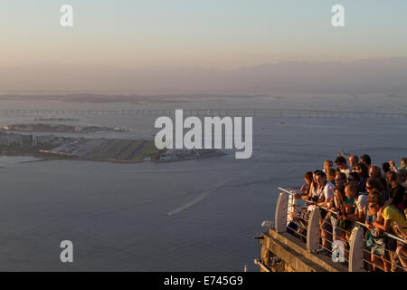 Turisti che si godono una vista fantastica della città dalla cima del Pao de Azucar a Rio de Janeiro in Brasile. Foto Stock